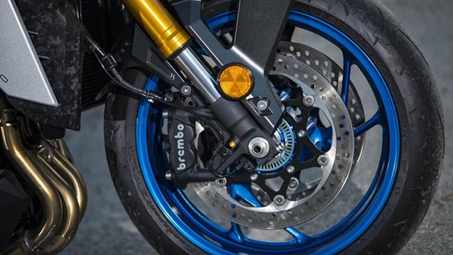 Suzuki GSX-S1000 2021 được trang bị 2 phanh đĩa trước kết hợp heo phanh Brembo cao cấp. Trang bị ABS trước sau là mặc định
