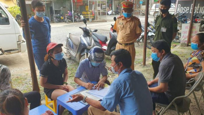 Chị Kh. (đội MBH màu đỏ) choáng khi cán bộ UBND thị trấn Chúc Sơn thông báo lỗi không đeo khẩu trang của chị bị phạt từ 1-3 triệu đồng