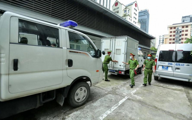 Các bị cáo được dẫn giải tới tòa.