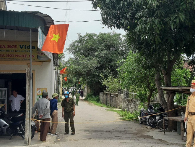 Lực lượng công an bao vây căn nhà Cao Trọng Phú cố thủ.