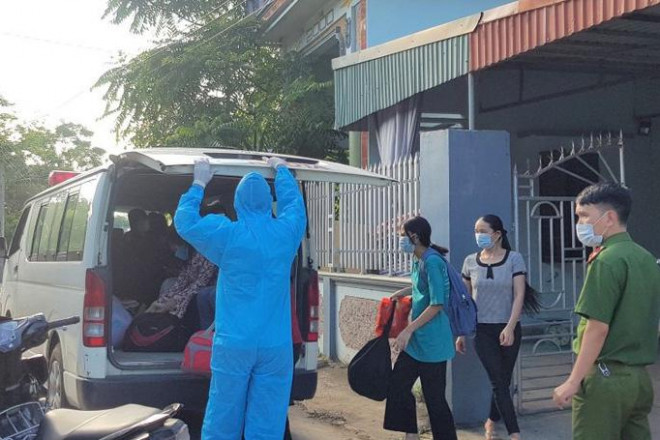 Lực lượng chức năng đưa bệnh nhân F1 ở xã Đạo Lý, huyện Lý Nhân, tỉnh Hà Nam đi cách ly.