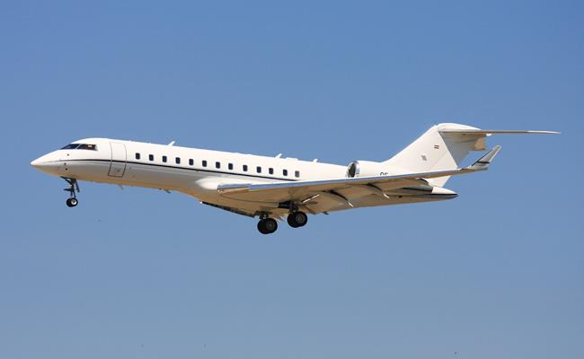 Vợ chồng tỷ phú 65 tuổi này được cho là đang sở hữu một chiếc máy bay Bombardier BD-700 Global Express trị giá 40 triệu USD, có thể chuyên chở tới 19 người.
