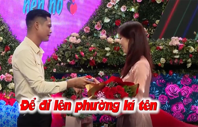 Mở rào gặp gỡ, đàng trai gây ấn tượng với món quà là bó hoa hồng và cây bút với ý nghĩa “Hy vọng sau này mình có thể dùng cây bút này để đi lên phường ký tên”.