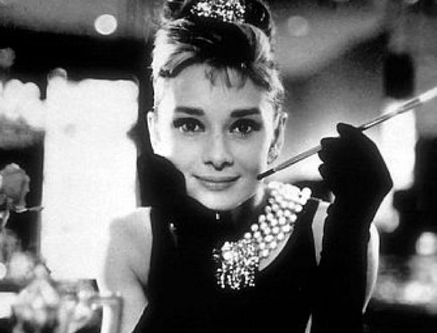 Audrey Hepburn và huyền thoại chiếc váy đen nhỏ - 10