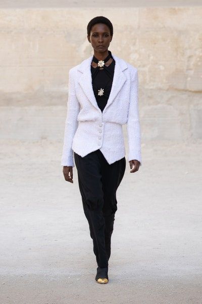 Chanel resort 2022, sự kết hợp giữa nét tinh tế của Pháp và phong cách punk - 2