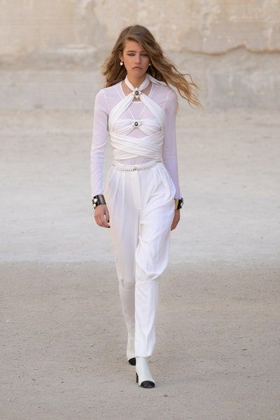 Chanel resort 2022, sự kết hợp giữa nét tinh tế của Pháp và phong cách punk - 3