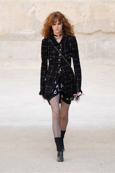 Chanel resort 2022, sự kết hợp giữa nét tinh tế của Pháp và phong cách punk - 4