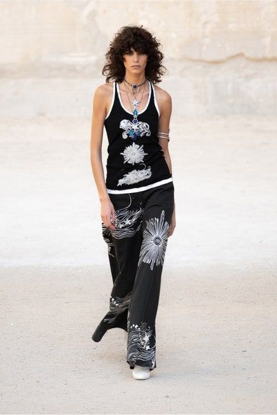 Chanel resort 2022, sự kết hợp giữa nét tinh tế của Pháp và phong cách punk - 5