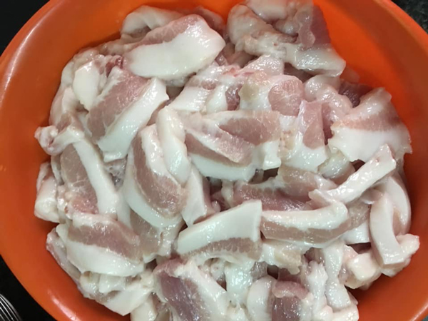 Thịt nọng lợn được chị Hải Nguyễn mua về làm tóp mỡ.