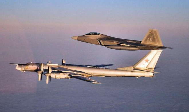 Chiến đấu cơ Mỹ theo dõi, ngăn chặn máy bay Nga