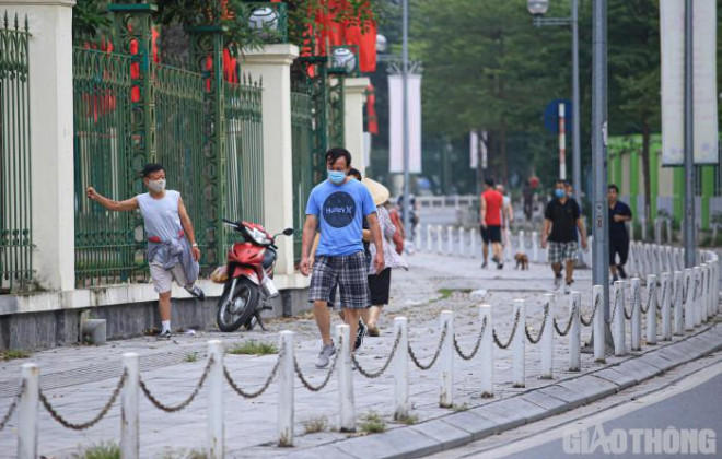 Ghi nhận của PV trong sáng 6/5, nhiều công viên trên địa bàn Hà Nội đồng loạt đóng cửa.