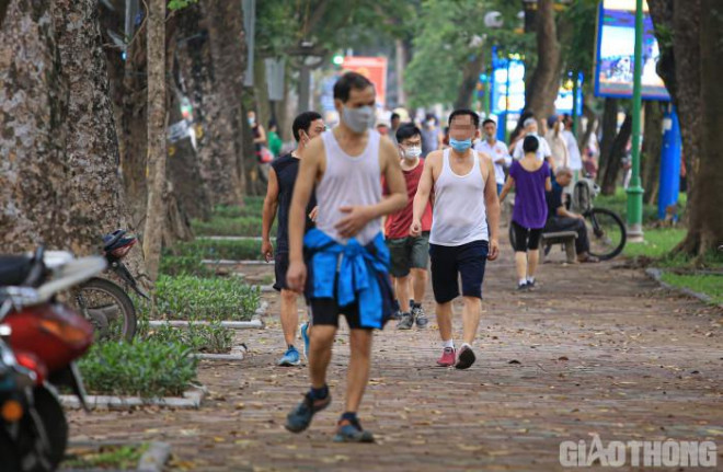 Thời điểm hơn 6h sáng, tại khu vực hồ Thiền Quang rất đông người dân tập thể dục.