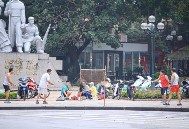 Nhiều người vẫn "bỏ ngoài tai" những quy định phòng dịch của thành phố.