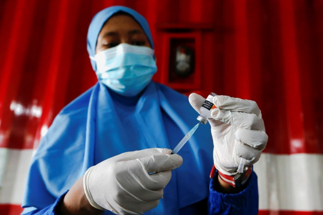 Nhận vaccine từ TQ, Indonesia sẽ 'hạ giọng' tại Biển Đông? Ảnh: REUTERS