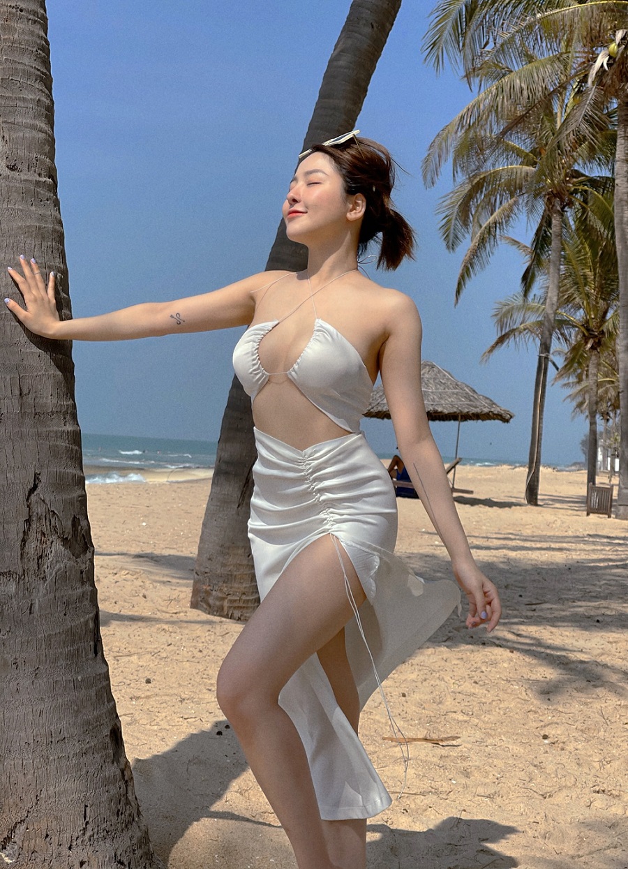 Hot girl World cup không ngại các trang phục cắt xẻ táo bạo