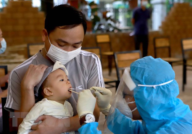 Nhân viên y tế thực hiện lấy mẫu xét nghiệm virus SARS-CoV-2 cho người dân ở Khu đô thị Đồng Sơn, thành phố Phúc Yên. (Ảnh: Hoàng Hùng/TTXVN)