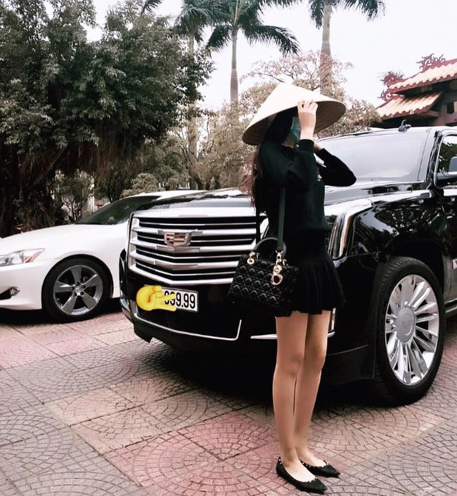 Đội nón lá, ăn mặc khá giản dị nhưng xách túi hiệu và đứng giữa dàn siêu xe biển số đẹp - đó là hình ảnh của Hoàng Kiều Yến (quê Quảng Bình, hiện là du học sinh) trên Instagram "Hội con nhà giàu Việt Nam". 
