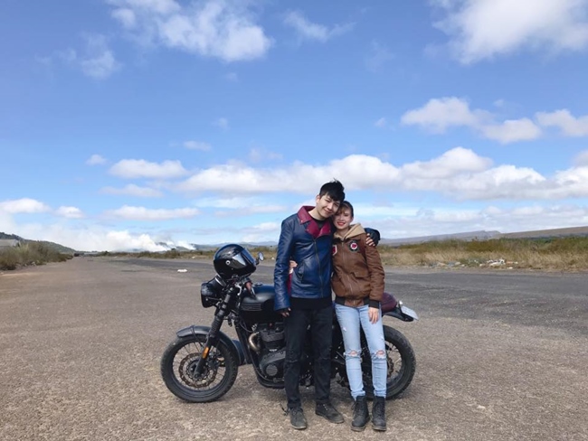 Thay vào đó, đôi vợ chồng trẻ dành thời gian để vun vén cho gia đình cũng như theo đuổi những niềm đam mê chung, trong đó có sở thích đi du lịch trên những chiếc xe mô tô phân khối lớn.

