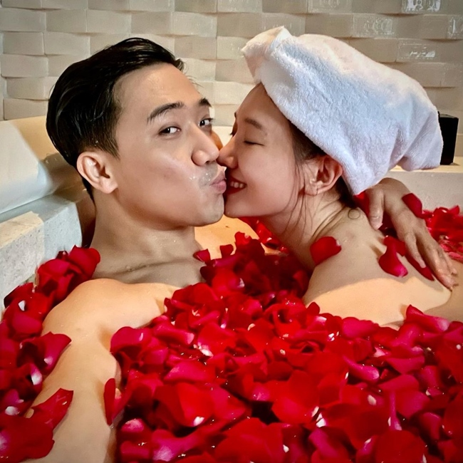 Trấn Thành hôn Hari Won đắm đuối trong bồn tắm đầy hoa hồng để kỉ niệm 4 năm ngày cưới. Hình ảnh đậm chất 18+ của hai vợ chồng từng gây nhiều tranh cãi.
