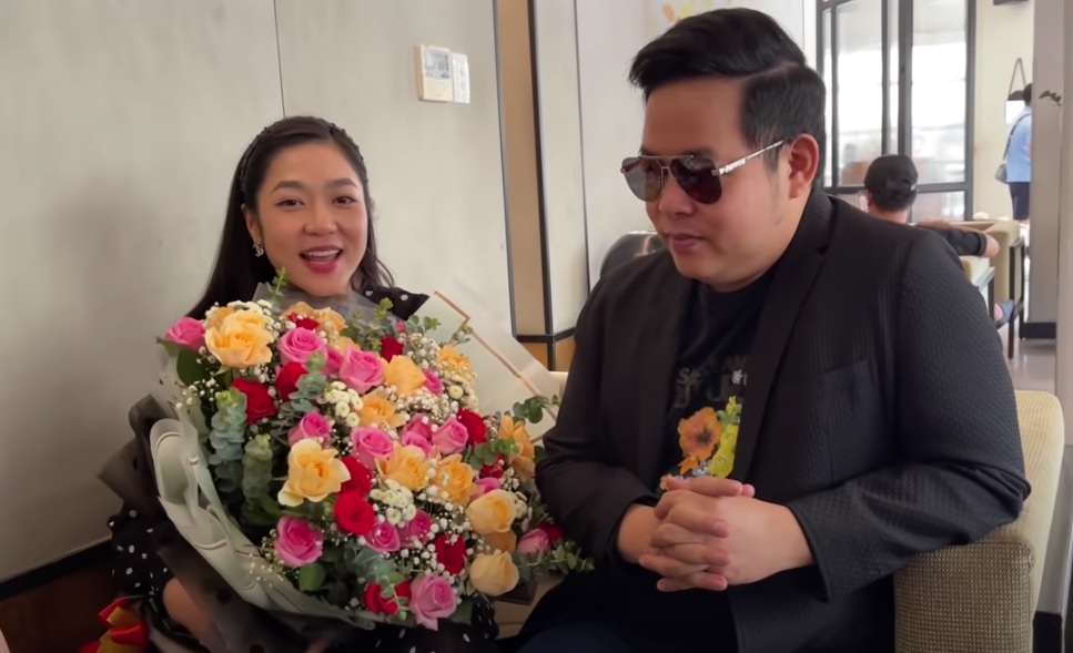 Quang Lê tặng hoa cho Hà Thanh Xuân