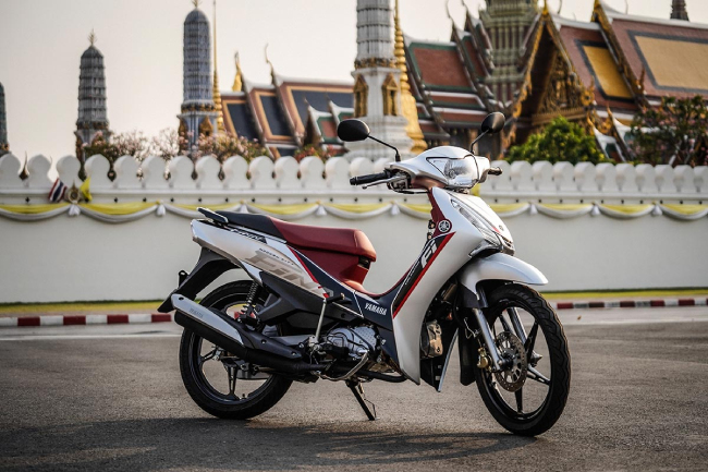 Sự xuất hiện và ngày càng trở nên phổ biến của dòng xe số gia đình Yamaha FINN 115i như một đối trọng nặng ký của mẫu xe hút khách Honda Wave 110i ở Thái Lan.
