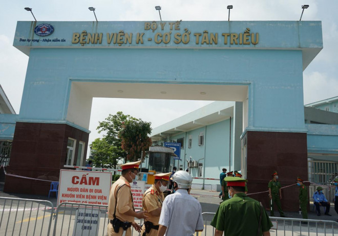 Tại cổng phụ Bệnh viện K - cơ sở Tân Triều (Thanh Trì - Hà Nội) đã được nhiều lực lượng chức năng tiến hành phong tỏa tạm thời.