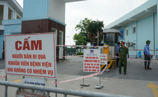 Lực lượng chức năng gồm: công an, bảo vệ bệnh viện, dân phòng... bảo vệ đến 3 vòng trước cổng.