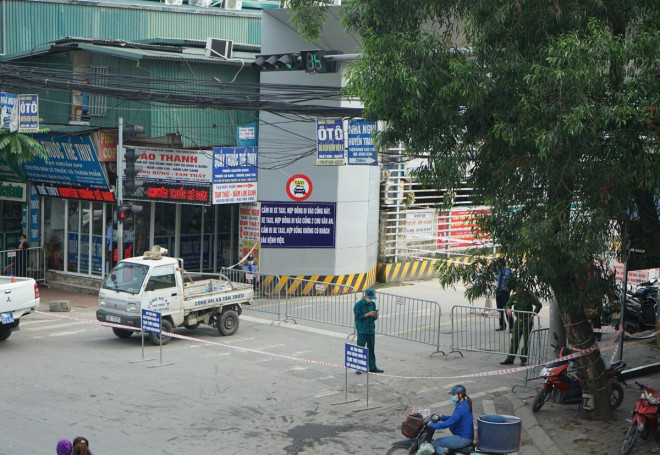 Tại cổng chính thuộc đường Cầu Bươu (Thanh Trì - Hà Nội) cũng được các lực lượng chức năng bảo vệ 3 vòng.