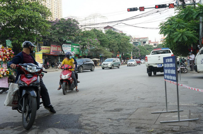 Tất cả việc giao nhận giấy tờ, vật phẩm, hàng hóa thiết yếu được thực hiện tại cổng phụ.