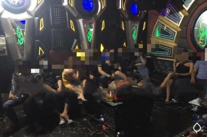 Các nam thanh nữ tú trong karaoke