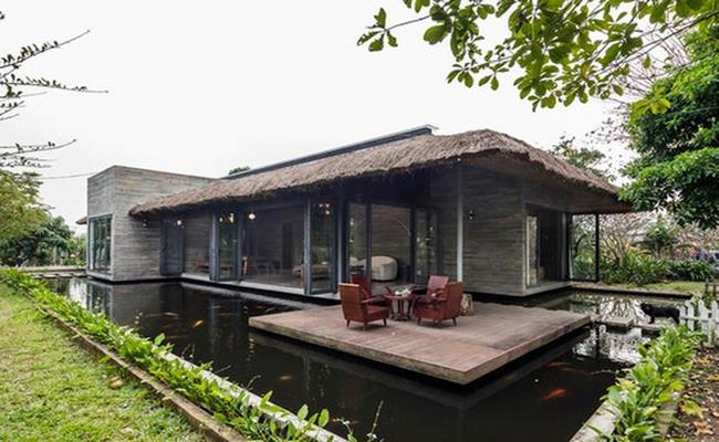 Ngôi nhà bao gồm 5 khối kiến trúc riêng biệt, được bao quanh bởi hồ cá Koi rộng 118m2, trông tựa như một căn nhà nổi.
