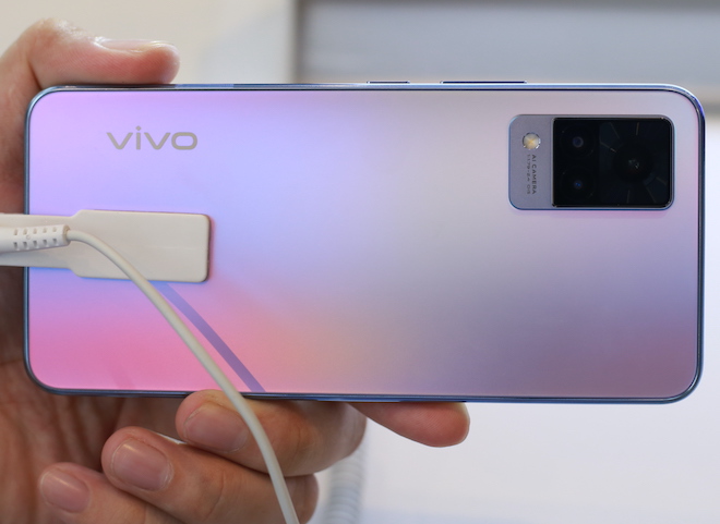 Vivo V21 5G phiên bản màu nắng hoàng hôn.