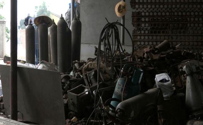 Tại Diễn Hồng (Nghệ An), bom "sạch", đạn "sạch" được thu mua với giá 500.000 đồng/kg, đầu đạn dạng phế liệu chỉ 5.000-7.000 đồng/kg nhưng thuốc bom, thuốc đạn lại bán đắt gấp 10 lần.
