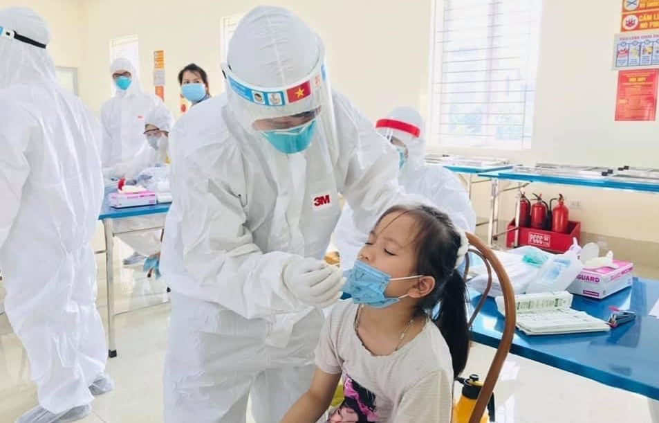 Lực lượng y tế tại Bắc Ninh lấy mẫu xét nghiệm COVID-19 cho người dân.