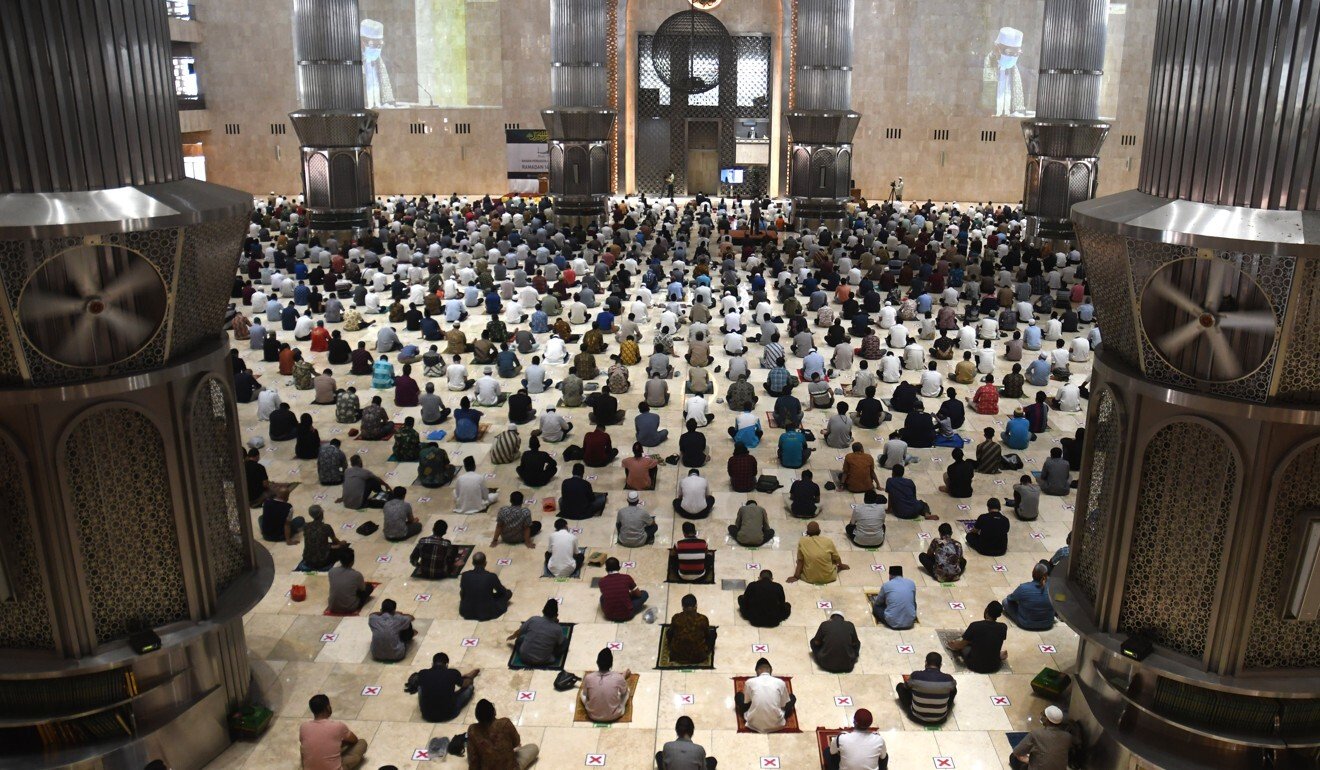 Người Hồi giáo đi lễ nhà thờ ở Jakarta, Indonesia trong tuần đầu tiên của tháng Ramadan.