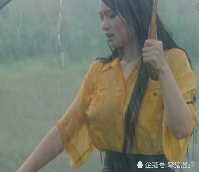 Phân cảnh Trương Thụy Trúc (Rachel Chang) bị hỏng xe, bước xuống kiểm tra dưới cơn mưa lớn trở thành cảnh quay nóng bỏng nhất phim. Đây cũng là cảnh quay duy nhất khiến người xem nhớ đến Trương Thụy Trúc vì quá gợi cảm.
