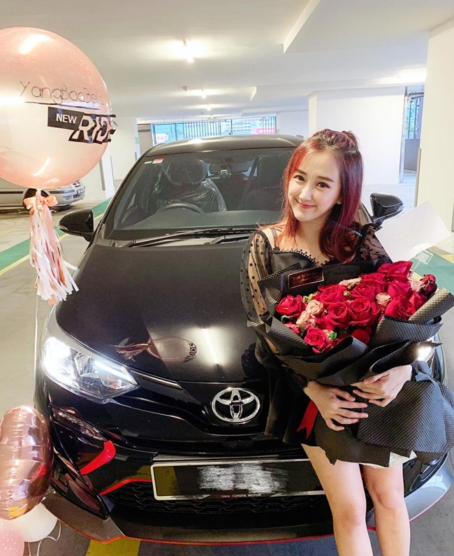 Thậm chí, vào tháng 10.2019, Dương Bảo Bối khoe ảnh mua được chiếc xe hơi đầu tiên trên trang cá nhân.
