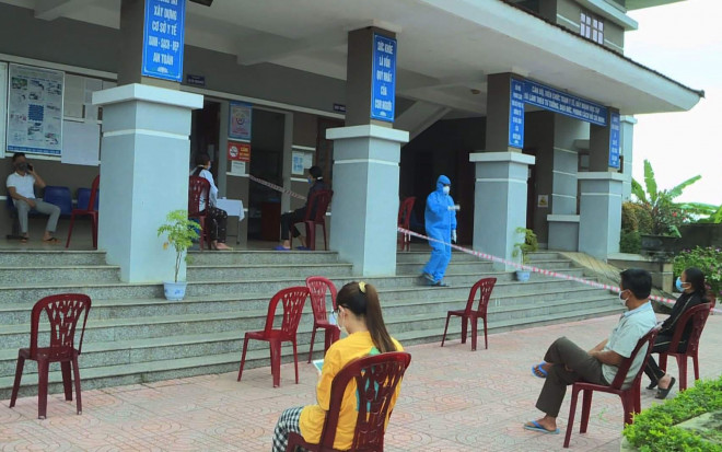 Công dân đến khai báo tại Trạm Y tế Tượng Sơn, Thạch Hà, Hà Tĩnh