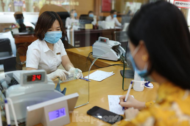 Giám đốc một chi nhánh Agribank cho biết: "Sau khi tái phát dịch COVID-19 trong cộng đồng, ngân hàng bật chế độ phòng chống dịch COVID-19 ở một cấp độ mới"