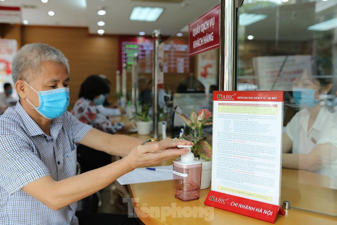 Tại hội sở và các phòng giao dịch đều được trang bị nước rửa tay sát khuẩn và khẩu trang miễn phí cho khách hàng chưa có khẩu trang