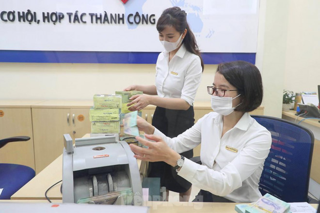 Tại các ngân hàng như BIDV, LienVietPostBank, ... để đảm bảo sức khỏe cho nhân viên ngân hàng và khách hàng, việc trang bị sẵn nước rửa tay, khẩu trang y tế phát miễn phí được các ngân hàng thực hiện đầy đủ, nghiêm túc.