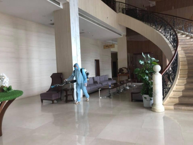 Lực lượng y tế tiến hành khử khuẩn khách sạn Mường Thanh (Mộc Châu - Sơn La).