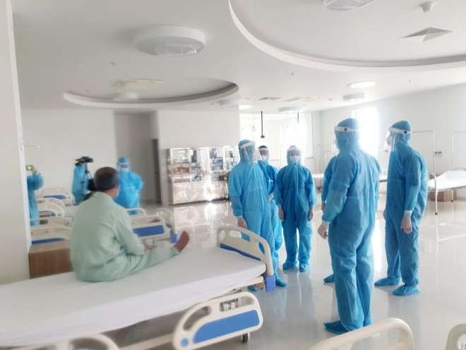 Trước đó, Bệnh viện Bạch Mai cơ sở 2 đã tiếp nhận 245 người (là người cao tuổi, người có bệnh nền...) thuộc diện F1 của ổ dịch COVID-19 ở Hà Nam.