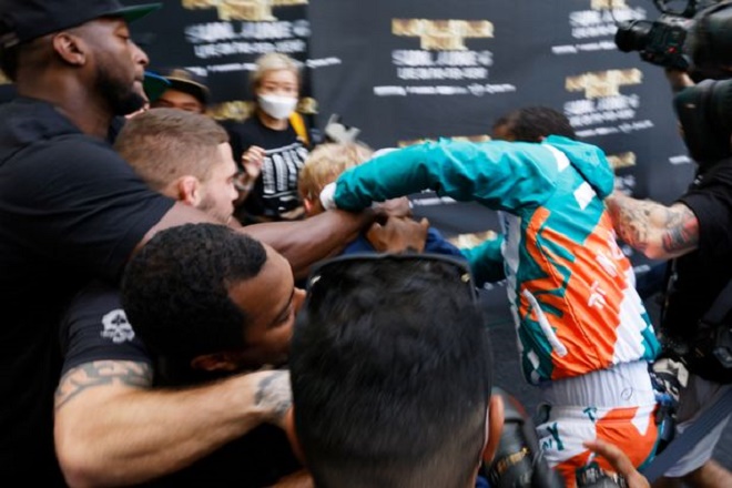 Mayweather xảy ra xô xát với Jake Paul