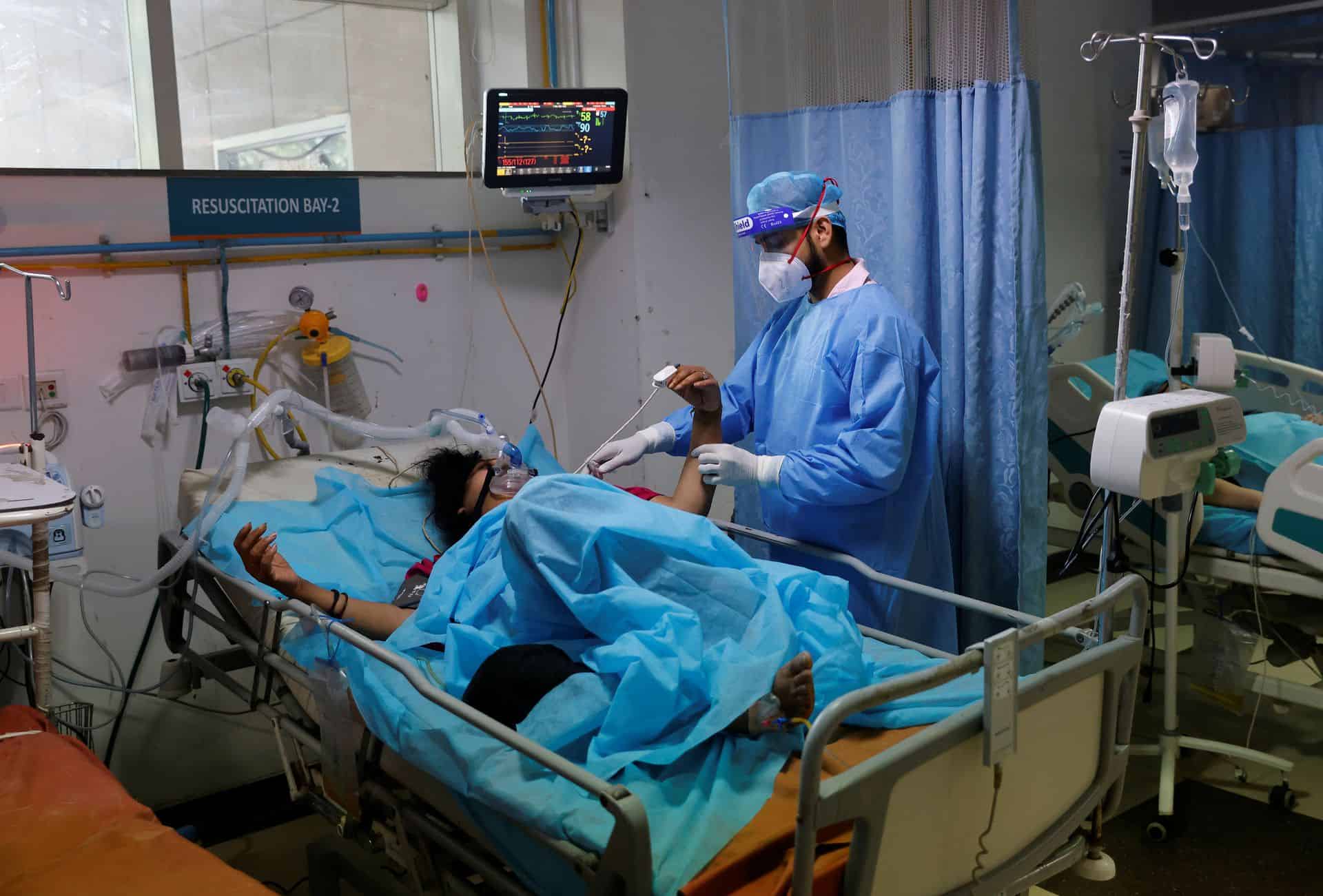 Một bác sĩ chăm sóc bệnh nhân Covid-19 tại bệnh viện Safdarjung, thủ đô New Delhi, Ấn Độ hôm 7/5. Ảnh: Reuters
