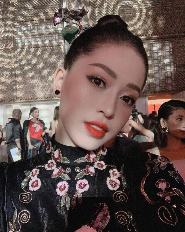 Á hậu 1 Hoa hậu Việt Nam 2018 - Bùi Phương Nga trong bức hình selfie làm nhiều người lầm tưởng thành hot girl Chi Pu hay diễn viên Puka.
