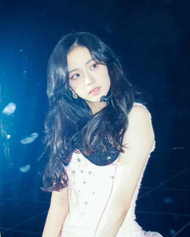 “Mái rèm cửa” của Jisoo giúp thăng hạng nhan sắc cỡ nào mà idol K-Pop ngày càng chuộng? - 1