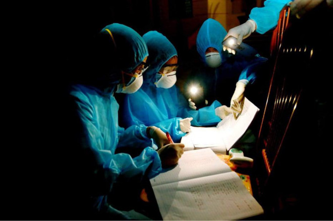 Hình ảnh một nhóm y bác sỹ thức thâu đêm truy vết F1,F2 liên quan tới bệnh nhân COVID-19 tại địa bàn tỉnh Vĩnh Phúc
