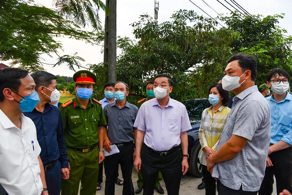 Chủ tịch UBND TP.Hà Nội Chu Ngọc Anh đi kiểm tra công tác khoanh vùng dập dịch tại xã Kim Sơn (Gia Lâm).