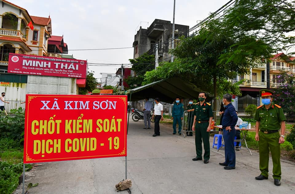 Lực lượng chức năng lập chốt kiểm soát tại xã Kim Sơn, Gia Lâm, (Hà Nội) nơi có ca mắc COVID-19.